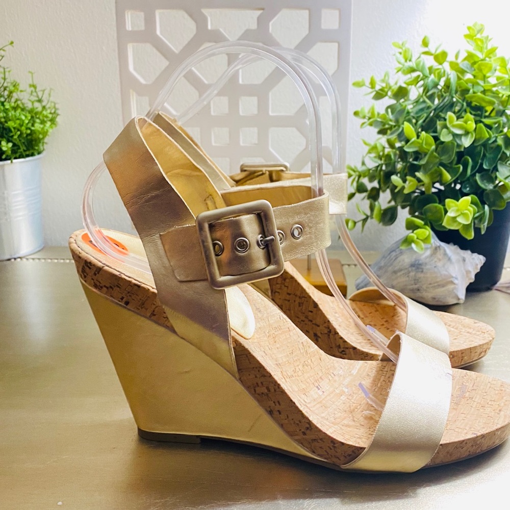 BCBGenertion GOLD WEDGE SANDAL